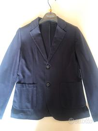 Abito completo blu scuro.