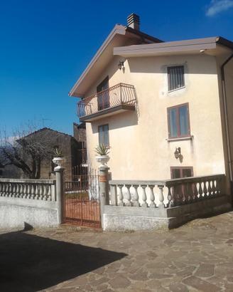 Vendita casa indipendente su tre livelli a Santo S