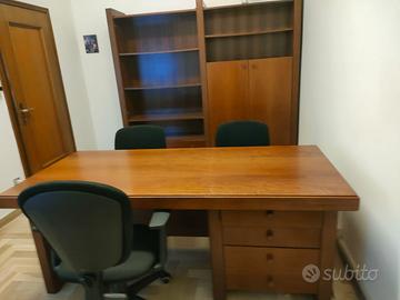 Scrivania e armadio in legno massello