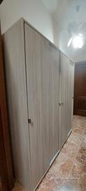 armadio con porte scorrevoli 