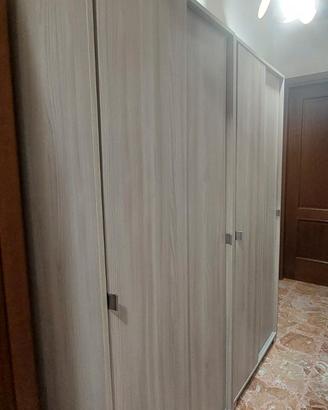 armadio con porte scorrevoli 