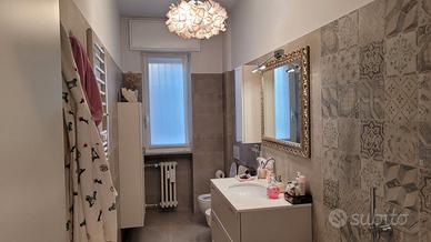 Mobile lavabo sospeso in legno laccato
