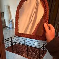 Specchio con mensola portaoggetti in rattan