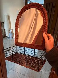 Specchio con mensola portaoggetti in rattan