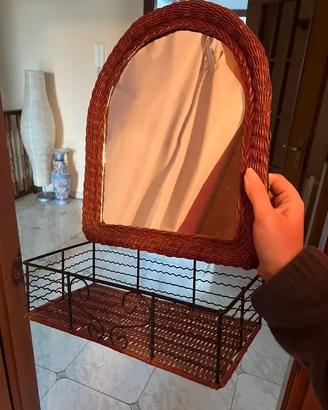 Specchio con mensola portaoggetti in rattan
