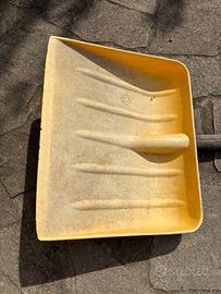 Pala da neve in plastica con manico in legno