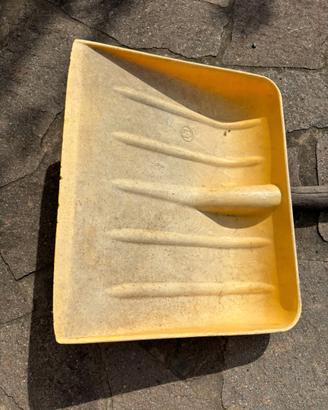 Pala da neve in plastica con manico in legno