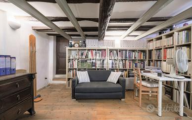 AMPIO LOCALE DEPOSITO AL PIANO RIALZATO IN CENTRO