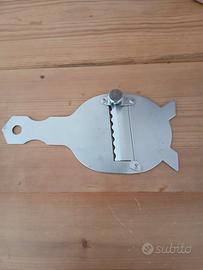 Grattugia x tartufo in acciaio misure max cm 17 x 