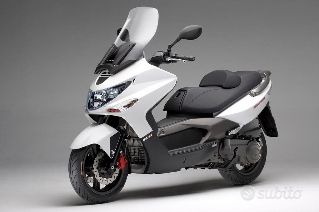 Новые скутеры макси скутеры. Скутер Kymco Xciting. Скутер Kymco 150. Скутер Кимко 250. Макси скутер Kymco.