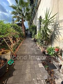 Casa semindipendente con cortile e garage a Giarre