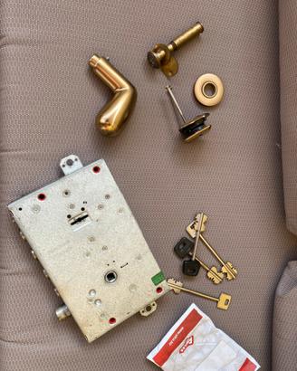 Serratura cisa con spioncino e 1 maniglia