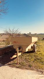 Rimorchio per uva con coclea e pompa