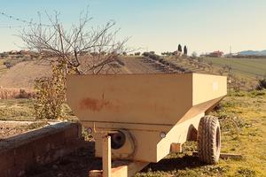 Rimorchio per uva con coclea e pompa