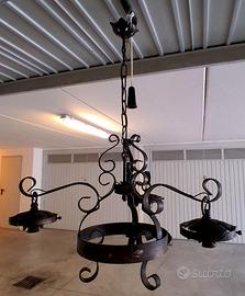 Lampadario antico in ferro battuto