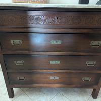 Antico Comò in Noce con Marmo.