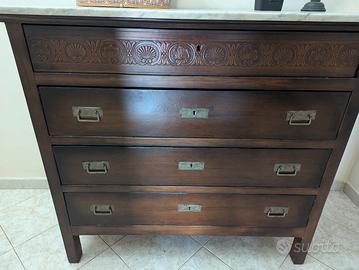 Antico Comò in Noce con Marmo.