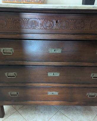 Antico Comò in Noce con Marmo.
