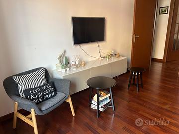 Lotto composto da tv, poltrona, mobile tv