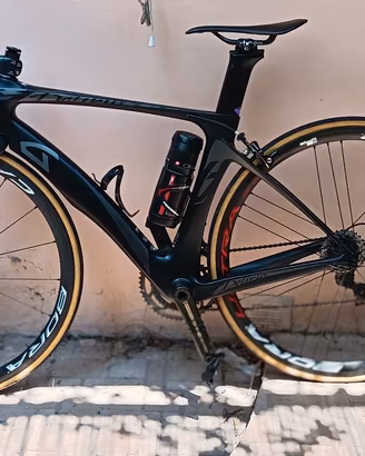 bici da corsa full carbon extra leggera