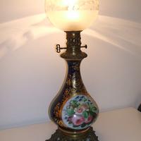Antica lampada ad olio, in porcellana