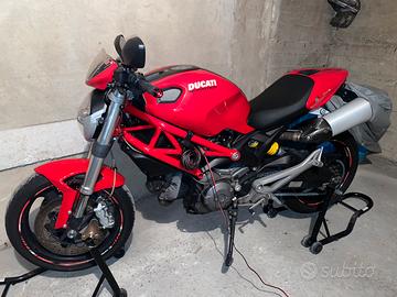 Ducati Monster 696+ rossa