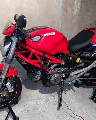 Ducati Monster 696+ rossa