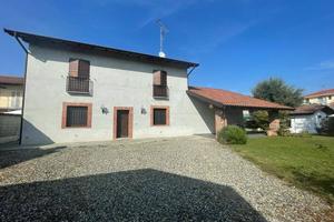 NOVARA VIC.: VILLA SINGOLA CON AMPIO GIARDINO