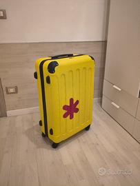 Valigia trolley riparata con riciclo creativo
