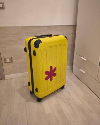 Valigia trolley riparata con riciclo creativo
