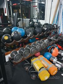 Rastrelliera e coppie di manubri