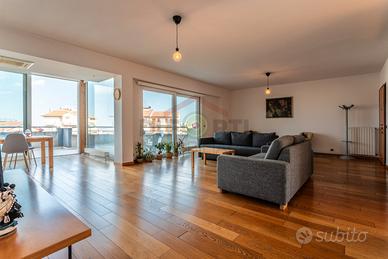 Attico Moderno con Terrazzo Panoramico, Mansarda e