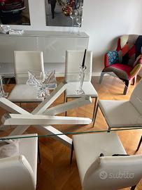 tavolo da pranzo di designe con 6 sedie in pelle