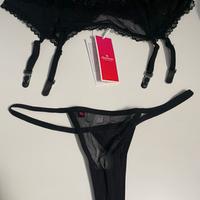 Intimo nero con calze