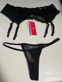 Intimo nero con calze