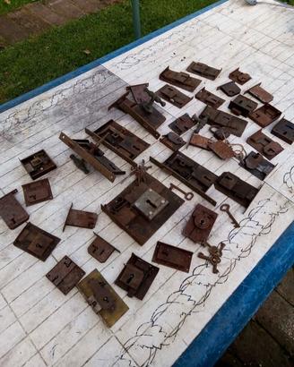 vecchie serrature e alcune chiavi 