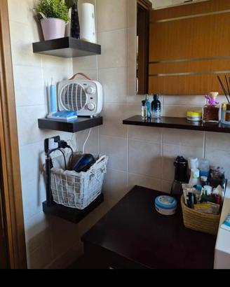 mobile bagno più specchio e mensole