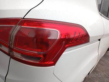 Fanale posteriore dx con crepa Ford b max anno 201