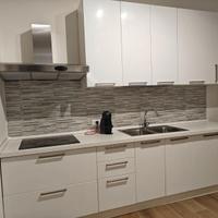 Cucina bianca lucida completa di elettrodomestici