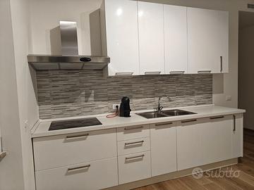 Cucina bianca lucida completa di elettrodomestici