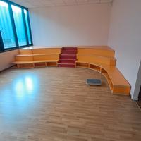 palco in legno ed espositori per scuola infanzia