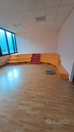 palco in legno ed espositori per scuola infanzia