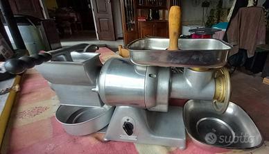 Tritacarne professionale con grattugia.