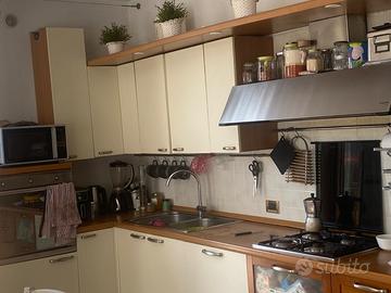 Cucina con elettrodomestici
