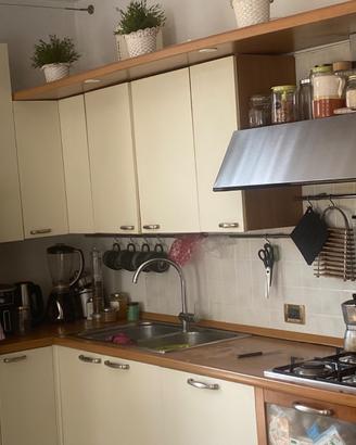 Cucina con elettrodomestici