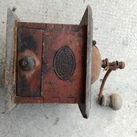 Antico macinino da caffè marca PB