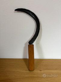 Antico falcetto in metallo con manico in legno