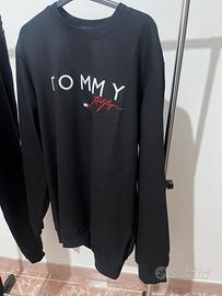 Tuta completa Tommy Hilfiger.