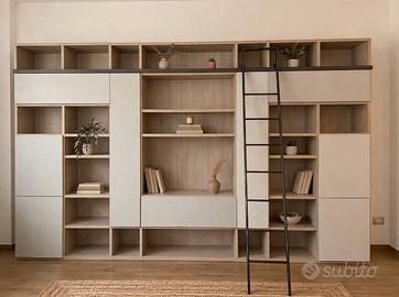 Libreria e divano