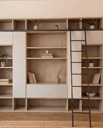 Libreria e divano
